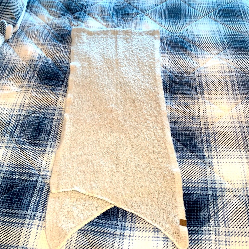 Cozy CC Exclusives shawl, silver grey